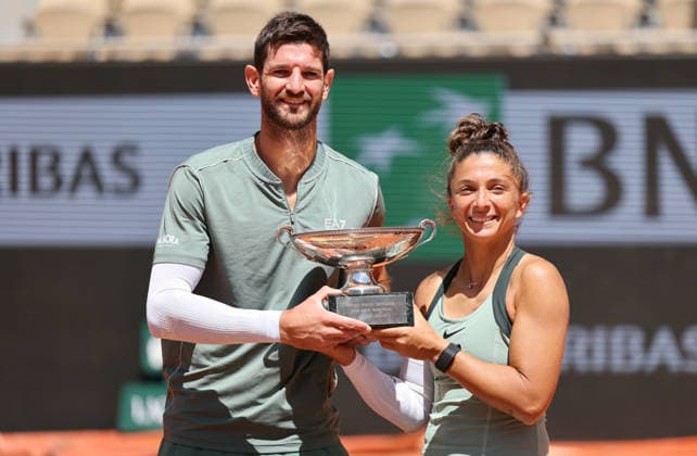 Sport Bilder des Tages (260604) -- PARIS, June 4, 2026 -- Winners Sara Errani (L) Andrea Vavassori pose for photos during the awarding ceremony after the mixed doubles final match between Sara Errani Andrea Vavassori of Italy and Gabriela Dabrowski (Canada) Evan King (the United States) at the French Open tennis tournament at Roland Garros, Paris, France, June 4, 2026. ) (SP)FRANCE-PARIS-TENNIS-FRENCH OPEN-MIXED DOUBLES-FINAL WuxHuiwo 