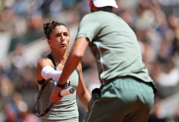 (260604) -- PARIS, June 4, 2026 -- Sara Errani (L) Andrea Vavassori react during the mixed doubles final match between Sara Errani Andrea Vavassori of Italy and Gabriela Dabrowski (Canada) Evan King (the United States) at the French Open tennis tournament at Roland Garros, Paris, France, June 4, 2026. ) (SP)FRANCE-PARIS-TENNIS-FRENCH OPEN-MIXED DOUBLES-FINAL WuxHuiwo 
