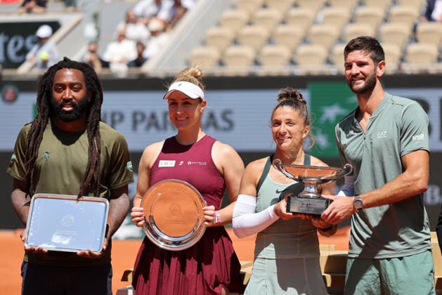 (260604) -- PARIS, June 4, 2026 -- Winners Sara Errani (2nd R) Andrea Vavassori (1st R) and runners-up Gabriela Dabrowski (2nd L) Evan King pose for photos during the awarding ceremony after the mixed doubles final match between Sara Errani Andrea Vavassori of Italy and Gabriela Dabrowski (Canada) Evan King (the United States) at the French Open tennis tournament at Roland Garros, Paris, France, June 4, 2026. ) (SP)FRANCE-PARIS-TENNIS-FRENCH OPEN-MIXED DOUBLES-FINAL WuxHuiwo 