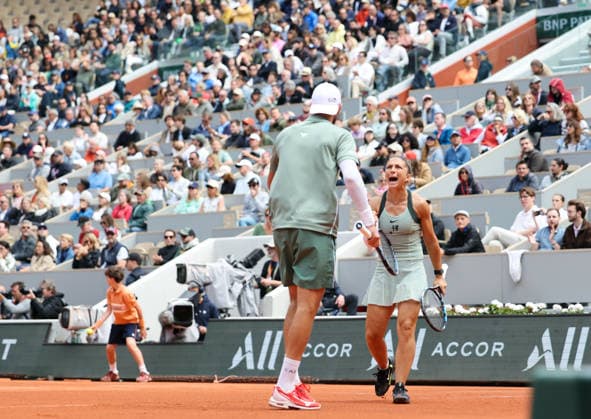 (260604) -- PARIS, June 4, 2026 -- Sara Errani (R) Andrea Vavassori celebrate scoring during the mixed doubles final match between Sara Errani Andrea Vavassori of Italy and Gabriela Dabrowski (Canada) Evan King (the United States) at the French Open tennis tournament at Roland Garros, Paris, France, June 4, 2026. ) (SP)FRANCE-PARIS-TENNIS-FRENCH OPEN-MIXED DOUBLES-FINAL WuxHuiwo 