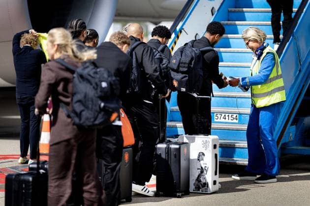 SCHIPHOL - Players of the Dutch national team, Nationalteam at Schiphol Airport. The Oranje players are departing for New York for the World Cup. RAMON VAN FLYMEN ANP xVIxANPxSportx xxANPxIVx 560077582 originalFilename: 560077582.jpg