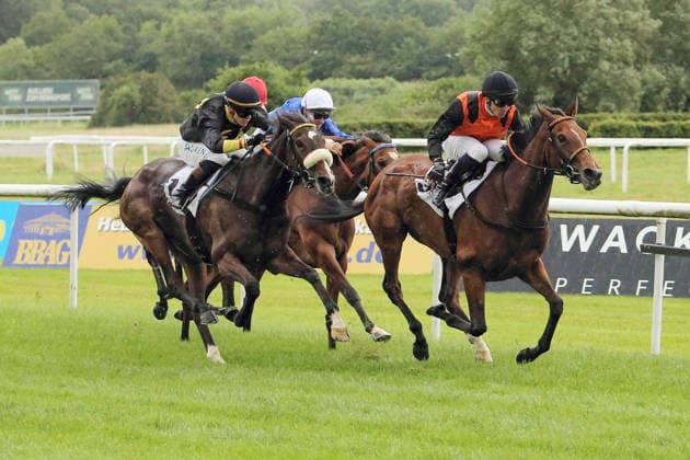 04 06 2026, Iffezheim, Baden Wuerttemberg, GER Ruby Lips with Rene Piechulek wins racecourse Baden Baden, Iffezheim horse, jockey, Ruby Lips, Piechulek, victory, finish, finish 260604B982IFFEZHEIM JPG