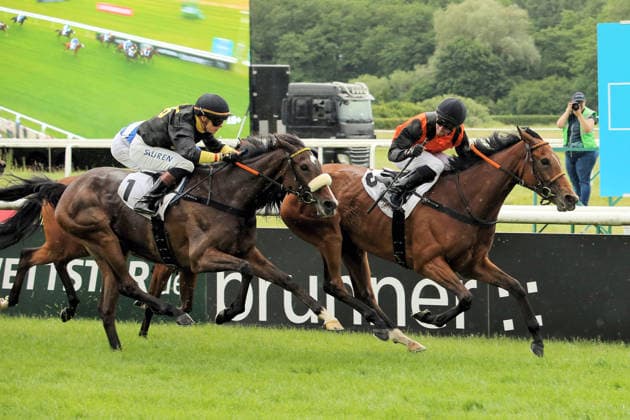 Sport Bilder des Tages 04.06.2026, Iffezheim, Baden-Wuerttemberg, GER - Ruby Lips mit Rene Piechulek gewinnt. Galopprennbahn Baden-Baden, Iffezheim. (Pferd, Jockey, Ruby Lips, Piechulek, Sieg, Ziel, Zielankunft) 260604B983IFFEZHEIM.JPG *** 04 06 2026, Iffezheim, Baden Wuerttemberg, GER Ruby Lips with Rene Piechulek wins racecourse Baden Baden, Iffezheim horse, jockey, Ruby Lips, Piechulek, victory, finish, finish 260604B983IFFEZHEIM JPG