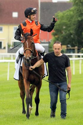 04 06 2026, Iffezheim, Baden Wuerttemberg, GER Ruby Lips with Rene Piechulek after the victory Galopprennbahn Baden Baden, Iffezheim Horse, Jockey, Ruby Lips, Piechulek, Victory 260604B984IFFEZHEIM JPG