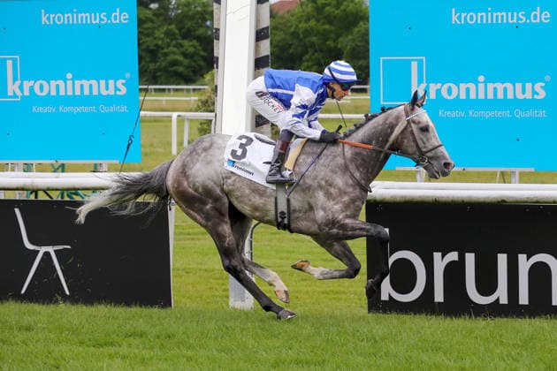 04 06 2026, Iffezheim, Baden Wuerttemberg, GER Sir Tommy Cen with Aurelien Lemaitre wins the Kronimus 48 Badener Meile Galopprennbahn Baden Baden, Iffezheim Horse, Jockey, Sir Tommy Cen, Lemaitre, Victory, Finish, Finish 260604B987IFFEZHEIM JPG