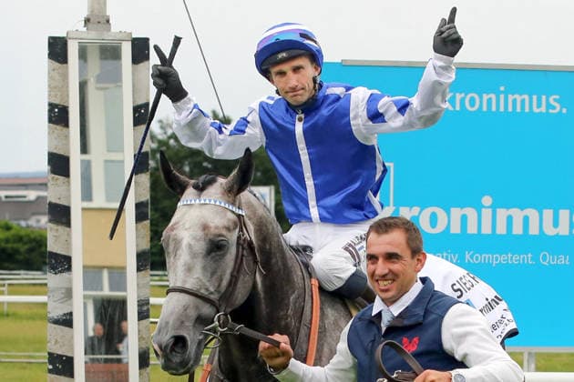 04 06 2026, Iffezheim, Baden Wuerttemberg, GER Sir Tommy Cen with Aurelien Lemaitre after winning the Kronimus 48 Badener Meile Galopprennbahn Baden Baden, Iffezheim Horse, Jockey, Sir Tommy Cen, Lemaitre, Victory 260604B989IFFEZHEIM JPG