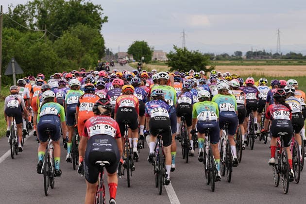 The pack rides during Stage 6 of the Giro d™Italia Women, from Ala to Brescello, Italy - Thursday June 4, 2026  Copyright: xMarcoxAlpozzi LaPressex