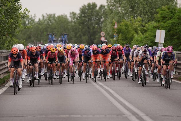 The pack rides during Stage 6 of the Giro d™Italia Women, from Ala to Brescello, Italy - Thursday June 4, 2026  Copyright: xMarcoxAlpozzi LaPressex