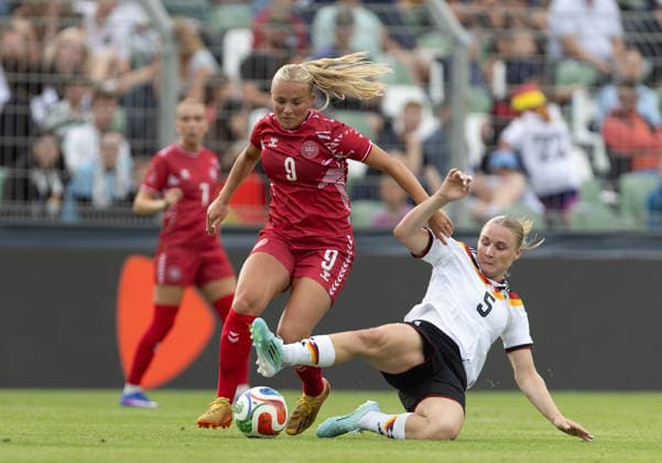 Sport Bilder des Tages GER, Leipzig, DFB, Fussball, Frauenfussball, internationales Freundschaftsspiel, Deutschland U23 vs. Daenemark U23 im Bild v.l.: Mai Wendicke (Daenemark 09), Jella Veit (Deutschland U23 05), Zweikampf 04.06.2026, Alfred-Kunze Sportpark Leipzig DFB REGULATIONS PROHIBIT ANY USE OF PHOTOGRAPHS AS IMAGE SEQUENCES AND OR QUASI-VIDEO, *** GER, Leipzig, DFB, Soccer, Womens Soccer, international friendly, Germany U23 vs Denmark U23 in the picture from l Mai Wendicke Denmark 09 , Jella Veit Germany U23 05 , Zweikampf 04 06 2026, Alfred Kunze Sportpark Leipzig DFB REGULATIONS PROHIBIT ANY USE OF PHOTOGRAPHS AS IMAGE SEQUENCES AND OR QUASI VIDEO, Copyright: HMBxMedia PaulxFritz
