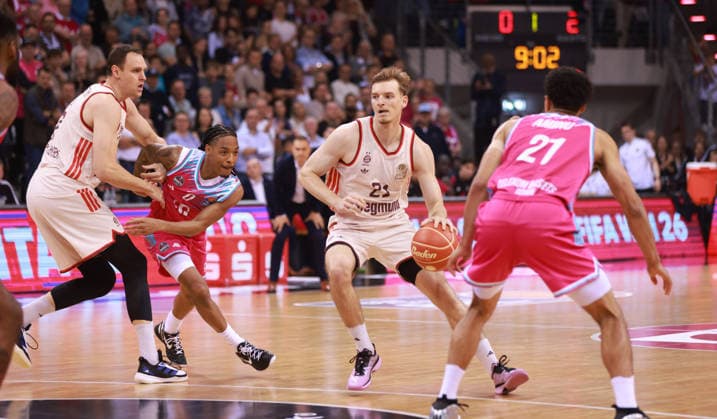 V l Johannes Voigtmann Bayern , Jalen Finch Bonn , Justus Hollatz Bayern and Joel Aminu Bonn , Bonn, Germany, 04 06 2026, Basketball Bundesliga, 3 Semifinal, Telekom Baskets Bonn vs FC Bayern München Basketball