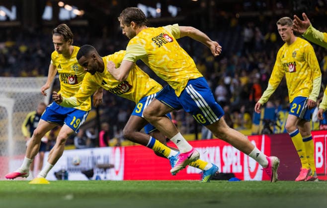 260604 Mattias Svanberg, Alexander Isak and Benjamin Nygren of Sweden during warm up ahead of the international friendly football match between Sweden and Greece on June 4, 2026 in Stockholm Photo Joel Marklund BILDBYRAN kod JM JM0822 bbeng fotboll football soccer fotball träningslandskamp international friendly sverige sweden sverige a grekland greece  Copyright: JOELxMARKLUND BB260604JM005