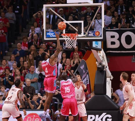 Jeff Garrett Bonn shoots under the basket next to Kur Jongkuch Bonn and Oscar da Silva Bayern , Bonn, Germany, 04 06 2026, Basketball Bundesliga, 3 Semifinals, Telekom Baskets Bonn vs FC Bayern München Basketball