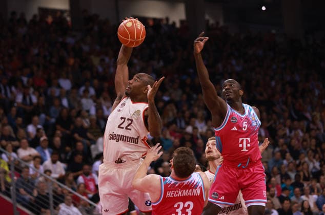 Isiaha Mike Bayern on the ball against Patrick Heckmann Bonn and Tylan Birts Bonn , Bonn, Germany, 04 06 2026, Basketball Bundesliga, 3 Semifinals, Telekom Baskets Bonn vs FC Bayern München Basketball