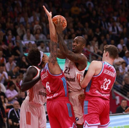 Isiaha Mike Bayern on the ball against Michael Kessens Bonn and Patrick Heckmann Bonn , Bonn, Germany, 04 06 2026, Basketball Bundesliga, 3 Semifinals, Telekom Baskets Bonn vs FC Bayern München Basketball