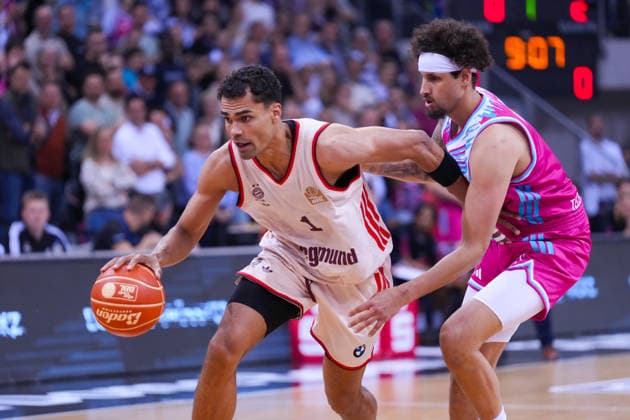 04 06 2026, xydrx, basketball, easyCredit Basketball Bundesliga, playoffs, semi-final game 3, Telekom Baskets Bonn FC Bayern München Basketball, Telekom Dome Bonn Oscar da Silva FC Bayern Muenchen Basketball, 1 in duel against Michael Kessens Telekom Baskets Bonn, 6 Copyright: HMBxMedia YannisxDreimann