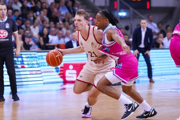 04 06 2026, xydrx, basketball, easyCredit Basketball Bundesliga, playoffs, semi-final game 3, Telekom Baskets Bonn FC Bayern München Basketball, Telekom Dome Bonn Justus Hollatz FC Bayern Muenchen Basketball, 21 in duel against Jalen Finch Telekom Baskets Bonn, 0 Copyright: HMBxMedia YannisxDreimann