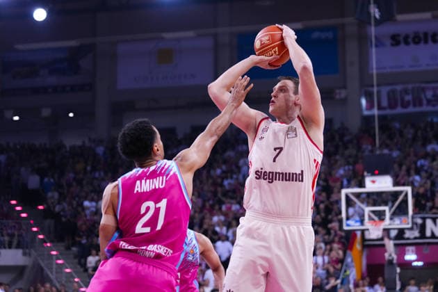 04 06 2026, xydrx, basketball, easyCredit Basketball Bundesliga, playoffs, semi-final game 3, Telekom Baskets Bonn FC Bayern München Basketball, Telekom Dome Bonn Joel Aminu Telekom Baskets Bonn, 21 in duel against Johannes Voigtmann FC Bayern Muenchen Basketball, 7 Copyright: HMBxMedia YannisxDreimann
