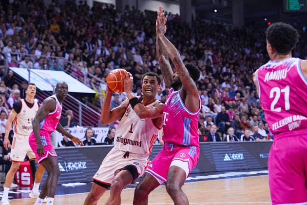 04 06 2026, xydrx, basketball, easyCredit Basketball Bundesliga, playoffs, semi-final game 3, Telekom Baskets Bonn FC Bayern München Basketball, Telekom Dome Bonn Oscar da Silva FC Bayern Muenchen Basketball, 1 in duel against Jeff Garrett Jr Telekom Baskets Bonn, 4 Copyright: HMBxMedia YannisxDreimann
