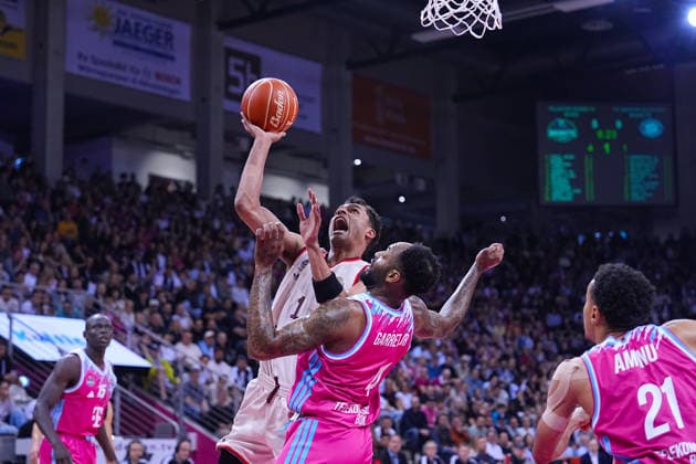 04 06 2026, xydrx, basketball, easyCredit Basketball Bundesliga, playoffs, semi-final game 3, Telekom Baskets Bonn FC Bayern München Basketball, Telekom Dome Bonn Oscar da Silva FC Bayern Muenchen Basketball, 1 in duel against Jeff Garrett Jr Telekom Baskets Bonn, 4 Copyright: HMBxMedia YannisxDreimann