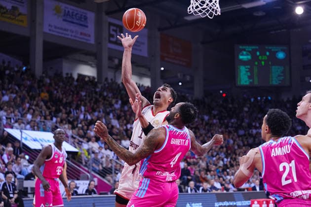 04 06 2026, xydrx, basketball, easyCredit Basketball Bundesliga, playoffs, semi-final game 3, Telekom Baskets Bonn FC Bayern München Basketball, Telekom Dome Bonn Oscar da Silva FC Bayern Muenchen Basketball, 1 in duel against Jeff Garrett Jr Telekom Baskets Bonn, 4 Copyright: HMBxMedia YannisxDreimann