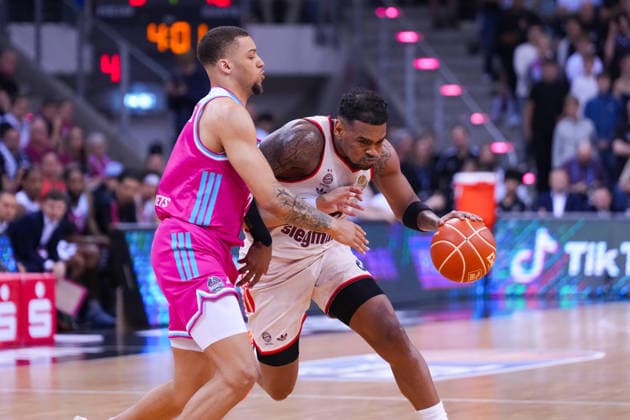 04 06 2026, xydrx, basketball, easyCredit Basketball Bundesliga, playoffs, semi-final game 3, Telekom Baskets Bonn FC Bayern München Basketball, Telekom Dome Bonn Alijah Comithier Telekom Baskets Bonn, 2 in duel against Xavier Rathan Mayes FC Bayern Muenchen Basketball, 4 Copyright: HMBxMedia YannisxDreimann