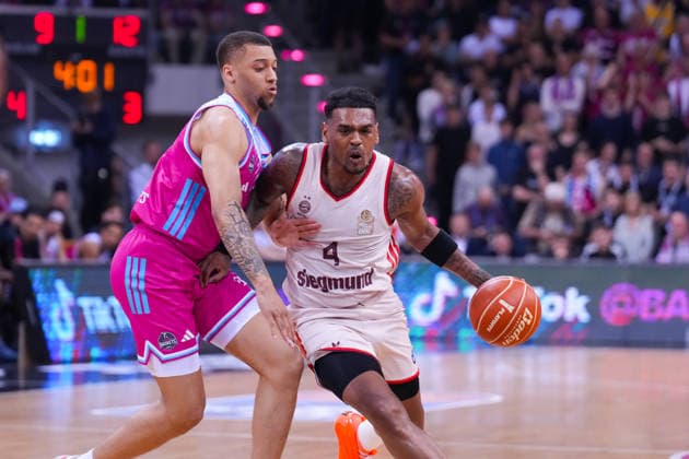 04 06 2026, xydrx, basketball, easyCredit Basketball Bundesliga, playoffs, semi-final game 3, Telekom Baskets Bonn FC Bayern München Basketball, Telekom Dome Bonn Alijah Comithier Telekom Baskets Bonn, 2 in duel against Xavier Rathan Mayes FC Bayern Muenchen Basketball, 4 Copyright: HMBxMedia YannisxDreimann