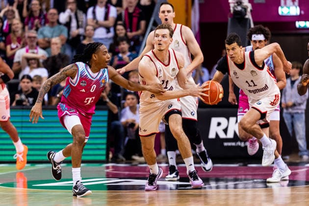 BONN, GERMANY - JUNE 04: Justus Hollatz (FC Bayern Muenchen, 21) controls the ball against Jalen Finch (Telekom Baskets Bonn, 0) during the easyCredit Basketball Bundesliga Playoffs Semi-final match 3 between Telekom Baskets Bonn vs. FC Bayern Muenchen at Telekom Dome Bonn on match 3 of easyCredit Basketball Bundesliga Playoffs Semi-final on June 04, 2026 in Bonn, Germany. North Rhine Westphalia Germany Copyright: xSteffiexWunderlx