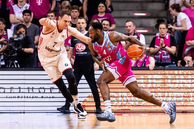 BONN, GERMANY - JUNE 04: Jeff Garrett Jr. (Telekom Baskets Bonn, 4) controls the ball against Johannes Voigtmann (FC Bayern Muenchen, 7) during the easyCredit Basketball Bundesliga Playoffs Semi-final match 3 between Telekom Baskets Bonn vs. FC Bayern Muenchen at Telekom Dome Bonn on match 3 of easyCredit Basketball Bundesliga Playoffs Semi-final on June 04, 2026 in Bonn, Germany. North Rhine Westphalia Germany Copyright: xSteffiexWunderlx