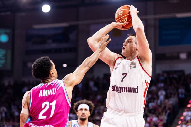 BONN, GERMANY - JUNE 04: Johannes Voigtmann (FC Bayern Muenchen, 7) shoots over Joel Aminu (Telekom Baskets Bonn, 21) during the easyCredit Basketball Bundesliga Playoffs Semi-final match 3 between Telekom Baskets Bonn vs. FC Bayern Muenchen at Telekom Dome Bonn on match 3 of easyCredit Basketball Bundesliga Playoffs Semi-final on June 04, 2026 in Bonn, Germany. North Rhine Westphalia Germany Copyright: xSteffiexWunderlx