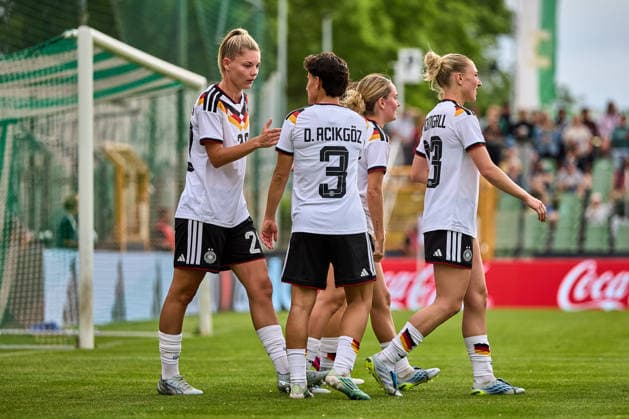 04 06 2026, GER, Womens soccer, International test matches, Friendly match, 2026, Germany U23 Denmark U23 Julia Landenberger 20, Germany U23w , Goalscorer to 1 0, applauds Leipzig Alfred Kunze Sportpark Sachsen Germany