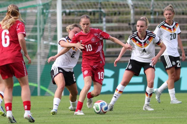 Soccer, U23 Women Germany Denmark, 04 06 26 Karoline Olesen 10, Denmark U23 between Sofie Zdebel 6, Germany U23, Bayer Leverkusen and captain Vanessa Diehm 4, Germany U23, TSG Hoffenheim Soccer, Test match U23 Women Germany Denmark on 04 06 26 at Alfred Kunze Sportpark Leipzig Leutzsch Copyright: xBEAUTIFULxSPORTS JanxKaeferx