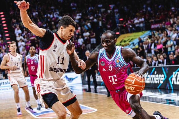 easyCreditBBL, Playoff semi-final 3, Telekom Baskets Bonn vs FC Bayern Basketball, 4 6 2026 Tylan Birts Telekom Baskets Bonn 5 vs Vladimir Lucic FC BAYERN MÜNCHEN BASKETBALL 11 easyCreditBBL, Playoff semi-final 3, Telekom Baskets Bonn vs FC Bayern Basketball, 4 6 2026, Telekom Dome Bonn Copyright: xBEAUTIFULxSPORTS Derixx