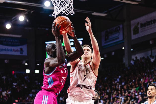 easyCreditBBL, Playoff semi-final 3, Telekom Baskets Bonn vs FC Bayern Basketball, 4 6 2026 Battle for the rebound Kur Jongkuch Telekom Baskets Bonn 15 and Johannes Voigtmann FC BAYERN MÜNCHEN BASKETBALL 7 easyCreditBBL, Playoff semi-final 3, Telekom Baskets Bonn vs FC Bayern Basketball, 4 6 2026, Telekom Dome Bonn Copyright: xBEAUTIFULxSPORTS Derixx