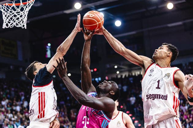 easyCreditBBL, playoff semi-final 3, Telekom Baskets Bonn vs FC Bayern Basketball, 4 6 2026 Vladimir Lucic FC BAYERN MÜNCHEN BASKETBALL 11 and Oscar da Silva FC BAYERN MÜNCHEN BASKETBALL 1 clear Tylan Birts Telekom Baskets Bonn 5 easyCreditBBL, playoff semi-final 3, Telekom Baskets Bonn vs FC Bayern Basketball, 4 6 2026, Telekom Dome Bonn Copyright: xBEAUTIFULxSPORTS Derixx