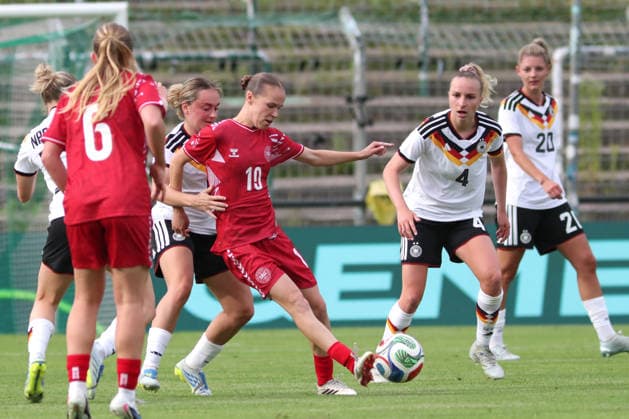 Soccer, U23 Women Germany Denmark, 04 06 26 Karoline Olesen 10, Denmark U23 on the ball, Captain Vanessa Diehm 4, Germany U23, TSG Hoffenheim watching Soccer, Test match U23 Women Germany Denmark on 04 06 26 at Alfred Kunze Sportpark Leipzig Leutzsch Copyright: xBEAUTIFULxSPORTS JanxKaeferx