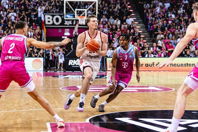 easyCreditBBL, Playoff semi-final 3, Telekom Baskets Bonn vs FC Bayern Basketball, 4 6 2026 Justus Hollatz FC BAYERN MÜNCHEN BASKETBALL 21 vs all of Bonn easyCreditBBL, Playoff semi-final 3, Telekom Baskets Bonn vs FC Bayern Basketball, 4 6 2026, Telekom Dome Bonn Copyright: xBEAUTIFULxSPORTS Derixx