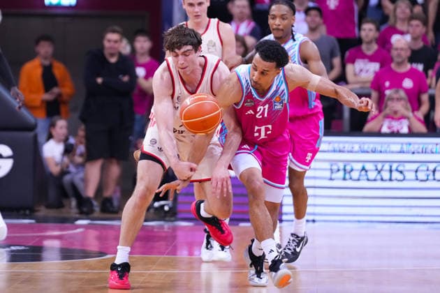 04 06 2026, xydrx, basketball, easyCredit Basketball Bundesliga, playoffs, semi-final game 3, Telekom Baskets Bonn FC Bayern München Basketball, Telekom Dome Bonn Justinian Jessup FC Bayern Muenchen Basketball, 10 in duel against Joel Aminu Telekom Baskets Bonn, 21 Copyright: HMBxMedia YannisxDreimann