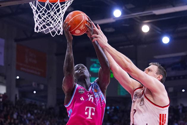 04 06 2026, xydrx, basketball, easyCredit Basketball Bundesliga, playoffs, semi-final game 3, Telekom Baskets Bonn FC Bayern München Basketball, Telekom Dome Bonn Kur Jongkuch Telekom Baskets Bonn, 15 in duel against Johannes Voigtmann FC Bayern Muenchen Basketball, 7 Copyright: HMBxMedia YannisxDreimann