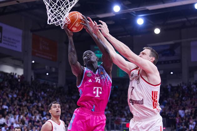 04 06 2026, xydrx, basketball, easyCredit Basketball Bundesliga, playoffs, semi-final game 3, Telekom Baskets Bonn FC Bayern München Basketball, Telekom Dome Bonn Kur Jongkuch Telekom Baskets Bonn, 15 in duel against Johannes Voigtmann FC Bayern Muenchen Basketball, 7 Copyright: HMBxMedia YannisxDreimann