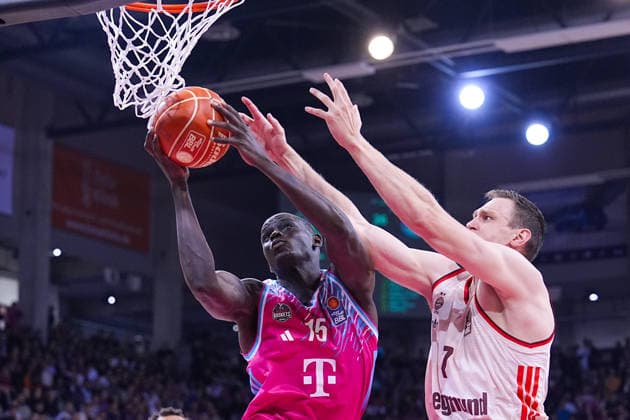 04 06 2026, xydrx, basketball, easyCredit Basketball Bundesliga, playoffs, semi-final game 3, Telekom Baskets Bonn FC Bayern München Basketball, Telekom Dome Bonn Kur Jongkuch Telekom Baskets Bonn, 15 in duel against Johannes Voigtmann FC Bayern Muenchen Basketball, 7 Copyright: HMBxMedia YannisxDreimann