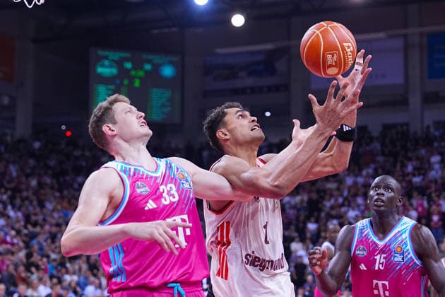 04 06 2026, xydrx, basketball, easyCredit Basketball Bundesliga, playoffs, semi-final game 3, Telekom Baskets Bonn FC Bayern München Basketball, Telekom Dome Bonn Patrick Heckmann Telekom Baskets Bonn, 33 in duel against Oscar da Silva FC Bayern Muenchen Basketball, 1 Copyright: HMBxMedia YannisxDreimann