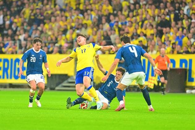 Strawberry Arena SOLNA, SWEDEN - JUNE 4: Viktor Gyokeres of Sweden and Panagiotis Retsos of Greece in a battle for the ball during the friendly match between Sweden and Greece at Strawberry Arena on June 4, 2026 in Solna, Sweden. (Peter Sonander SPP)  Copyright: xPeterxSonander SPPx Sportspressphoto_SPR160730