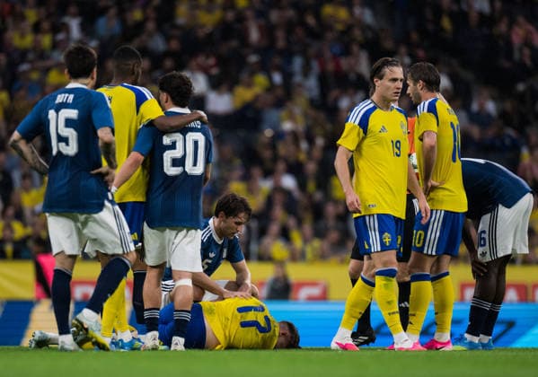 260604 Panagiotis Retsos of Greece with Viktor Gyökeres of Sweden who is in pain during the international friendly football match between Sweden and Greece on June 4, 2026 in Stockholm Photo Joel Marklund BILDBYRAN code JM JM0822 bbeng fotboll football soccer fotball träningslandskamp international friendly sverige sweden sverige a grekland greece  Copyright: JOELxMARKLUND BB260604JM024