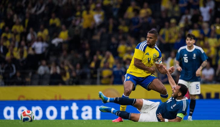 260604 Isak Hien of Sweden and Vangelis Pavlidis of Greece during the international friendly football match between Sweden and Greece on June 4, 2026 in Stockholm Photo Joel Marklund BILDBYRAN kod JM JM0822 bbeng fotboll football soccer fotball träningslandskamp international friendly sverige sweden sverige a grekland greece  Copyright: JOELxMARKLUND BB260604JM026