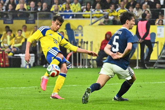 Sweden s Yasin Ayari and Greece s Panagiotis Retsos during Thursday s friendly football match between Sweden and Greece at Strawberry Arena ahead of this summer s World Cup Stockholm, Sweden June 4, 2026 STOCKHOLM SWEDEN x10090x  Copyright: xClaudioxBresciani TTx FOOTBALL SWEDEN-GREECE
