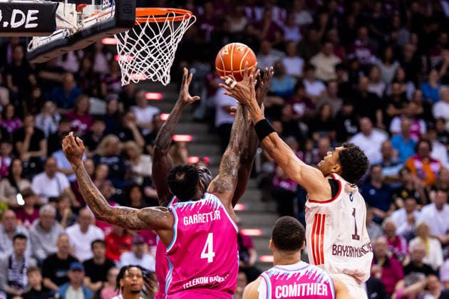 BONN, GERMANY - JUNE 04: Oscar da Silva (FC Bayern Muenchen, 1) fighting to shoot the ball against Jeff Garrett Jr. (Telekom Baskets Bonn, 4) and Kur Jongkuch (Telekom Baskets Bonn, 15) during the easyCredit Basketball Bundesliga Playoffs Semi-final match 3 between Telekom Baskets Bonn vs. FC Bayern Muenchen at Telekom Dome Bonn on match 3 of easyCredit Basketball Bundesliga Playoffs Semi-final on June 04, 2026 in Bonn, Germany. North Rhine Westphalia Germany Copyright: xSteffiexWunderlx