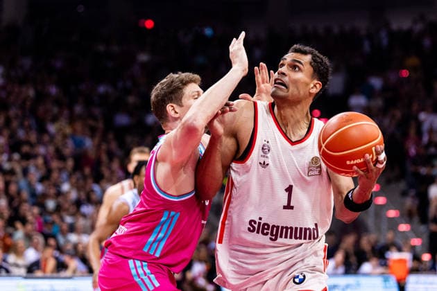 BONN, GERMANY - JUNE 04: Oscar da Silva (FC Bayern Muenchen, 1) controls the ball against Patrick Heckmann (Telekom Baskets Bonn, 33) during the easyCredit Basketball Bundesliga Playoffs Semi-final match 3 between Telekom Baskets Bonn vs. FC Bayern Muenchen at Telekom Dome Bonn on match 3 of easyCredit Basketball Bundesliga Playoffs Semi-final on June 04, 2026 in Bonn, Germany. North Rhine Westphalia Germany Copyright: xSteffiexWunderlx