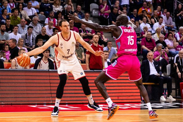 BONN, GERMANY - JUNE 04: Johannes Voigtmann (FC Bayern Muenchen, 7) controls the ball against Kur Jongkuch (Telekom Baskets Bonn, 15) during the easyCredit Basketball Bundesliga Playoffs Semi-final match 3 between Telekom Baskets Bonn vs. FC Bayern Muenchen at Telekom Dome Bonn on match 3 of easyCredit Basketball Bundesliga Playoffs Semi-final on June 04, 2026 in Bonn, Germany. North Rhine Westphalia Germany Copyright: xSteffiexWunderlx