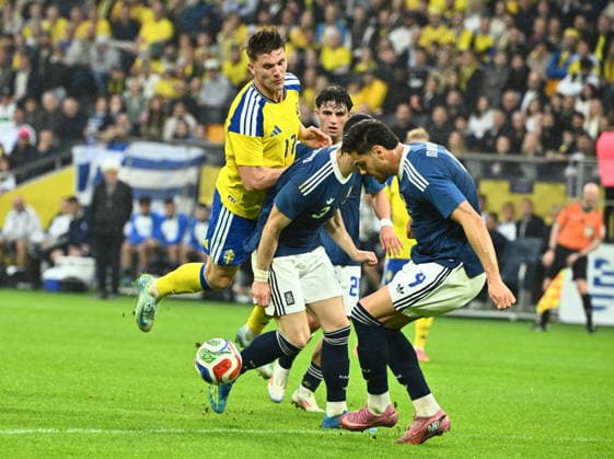 Sweden s Viktor Gyökeres against Greece s Konstantinos Koulierakis and Greece s Ntinos Mavropanos during Thursday s friendly football match between Sweden and Greece at Strawberry Arena ahead of this summer s World Cup 3June 2026 STOCKHOLM SWEDEN x10090x  Copyright: xClaudioxBresciani TTx FOOTBALL SWEDEN-GREECE