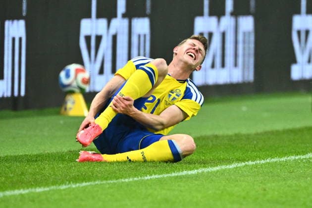 STOCKHOLM, SWEDEN 20260604 Swedens Alexander Bernhardsson is in pain during Thursdays international soccer training match between Sweden and Greece at Strawberry Arena ahead of this summers World Cup STOCKHOLM SWEDEN x10090x  Copyright: xClaudioxBresciani TTx LANDSKAMP SVERIGE-GREKLAND